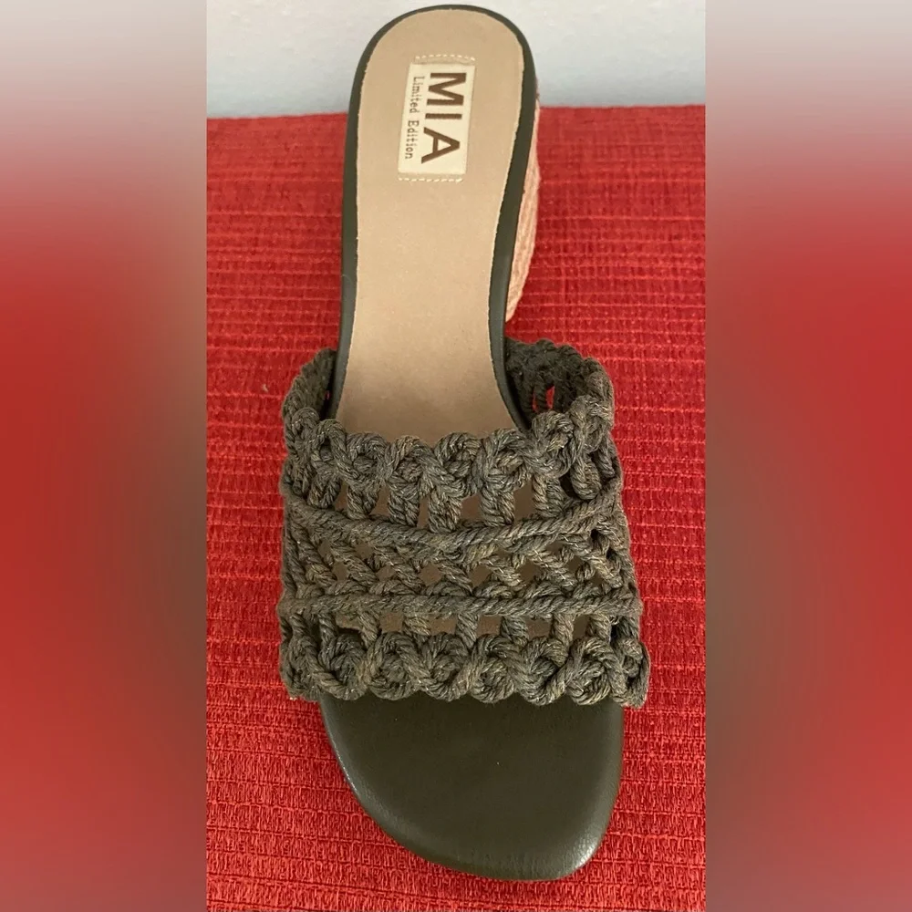 NWT....MIA Women's Limited Edition khaki Espadrille Sandals